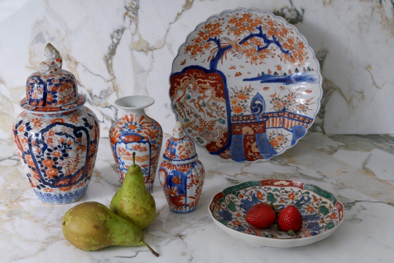 Kolekcja ceramiki japońskiej Imari na marmurowym blacie w kuchni.