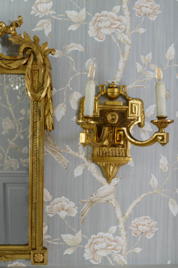 Tapeta do łazienki, złocone lustro i kinkiet łazienkowy, projektowanie łazienek w stylu klasycznym, stylowa łazienka