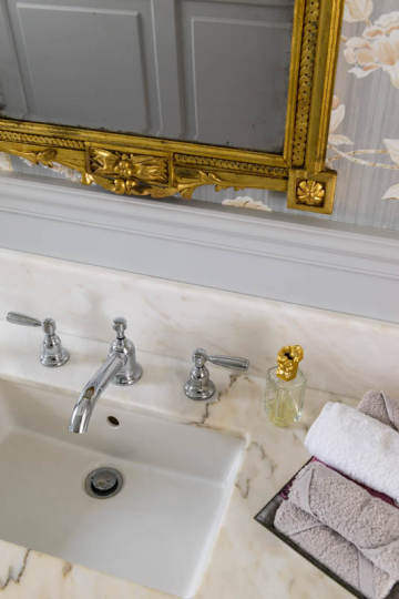 Blat marmurowy na umywalce, umywalka podwieszana pod blatem marmurowym, baterie w stylu retro, tapeta w łazience, stylowe, złocone lustro w łazience, projektowanie łazienek w stylu klasycznym, stylowa łazienka