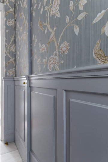 Paneling malowany i tapeta w łazience, marmurowa podłoga w łazience stylowej, projektowanie łazienek w stylu klasycznym, stylowa łazienka