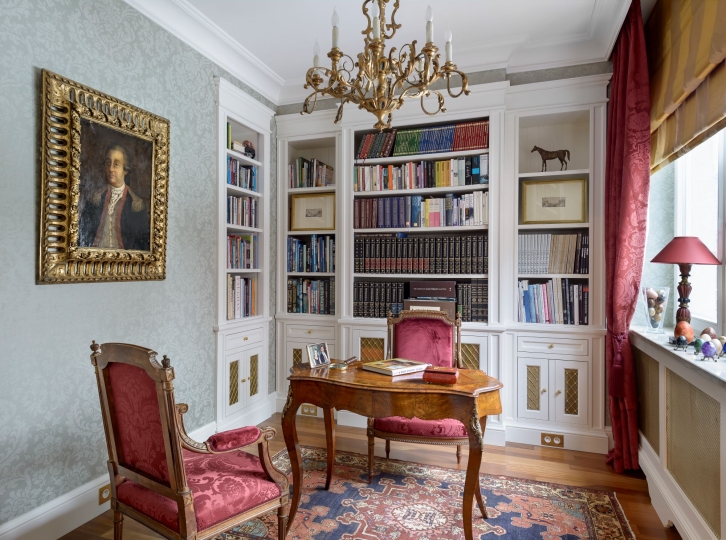 Biała biblioteka w stylu klasycznym, antyczny dywan ręcznie tkany, antyczne biurko intarsjowane, projektowanie wnętrz ponadczasowych, projektowanie wnętrz stylowych, projektowanie wnętrz klasycznych. projektowanie mebli wykonywanych na indywidualne zamówienie, projektowanie i szycie dekoracji okiennych