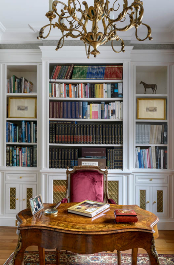 Biała biblioteka w stylu klasycznym, antyczne biurko intarsjowane, projektowanie wnętrz ponadczasowych, projektowanie wnętrz stylowych, projektowanie wnętrz klasycznych. projektowanie mebli wykonywanych na indywidualne zamówienie