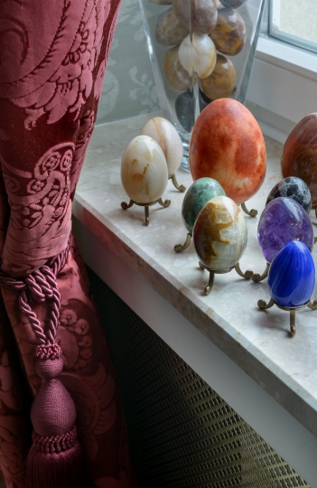 Kolekcja marmurowych jajek na parapecie okna w gabinecie, klasyczne dekoracje okienne , pasmanteria do zasłon, obudowa grzejnika wykonana na zamówienie.  projektowanie wnętrz ponadczasowych, projektowanie wnętrz stylowych, projektowanie wnętrz klasycznych