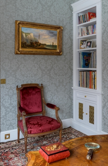 Biała biblioteka w stylu klasycznym, antyczny dywan ręcznie tkany, antyczne biurko intarsjowane, Projekt wnętrza Ewa Kanach