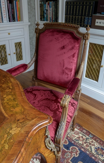 Biała biblioteka w stylu klasycznym, antyczny dywan ręcznie tkany, antyczne biurko intarsjowane, projektowanie wnętrz ponadczasowych, projektowanie wnętrz stylowych, projektowanie wnętrz klasycznych. projektowanie mebli wykonywanych na indywidualne zamówienie,