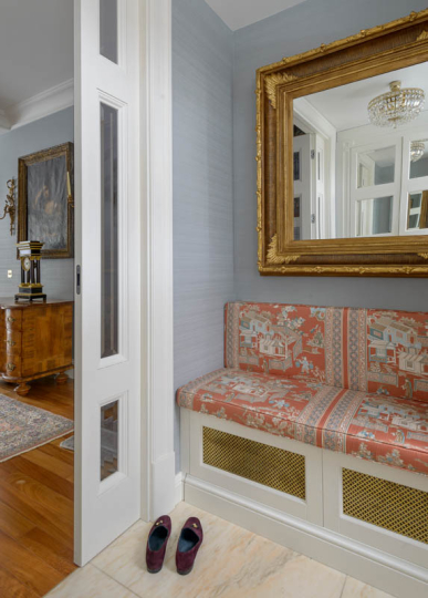 Hol wejściowy, marmurowa podłoga, drzwi białe drewniane, obudowa grzejnika wykonane na zamówienie, lustro w złoconej ramie, projektowanie wnętrz ponadczasowych, projektowanie wnętrz stylowych, projektowanie wnętrz klasycznych, projektowanie mebli wykonywanych na zamówienie.