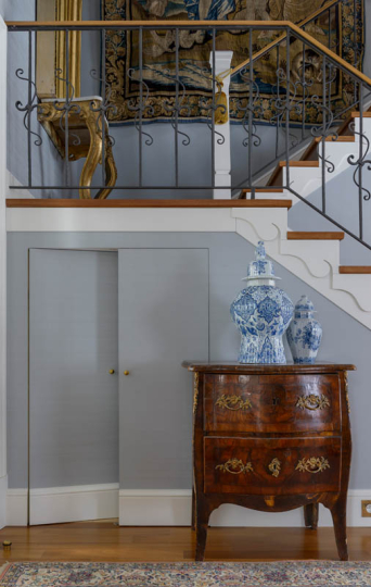 Hol i klatka schodowa w stylu klasycznym, dom pełen antyków, tapiseria flamandzka, projektowanie wnętrz ponadczasowych, projektowanie wnętrz stylowych, projektowanie wnętrz klasycznych