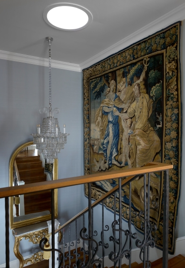 Hol i klatka schodowa w stylu klasycznym, dom pełen antyków, tapiseria flamandzka, projektowanie wnętrz ponadczasowych, projektowanie wnętrz stylowych, projektowanie wnętrz klasycznych