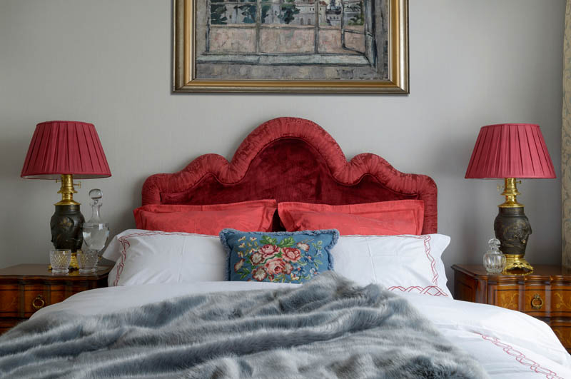 Sypialnia w stylu klasycznym, dom pełen antyków, zagłówek do łóżka wykonany na zamówienie, projektowanie wnętrz ponadczasowych, projektowanie wnętrz stylowych, projektowanie wnętrz klasycznych, projektowanie mebli wykonywanych na zamówienie.