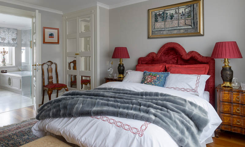 Sypialnia w stylu klasycznym, dom pełen antyków, zagłówek do łóżka wykonany na zamwówienie, łazienka stylowa, marmurowa, projektowanie wnętrz ponadczasowych, projektowanie wnętrz stylowych, projektowanie wnętrz klasycznych, projektowanie mebli wykonywanych na zamówienie.