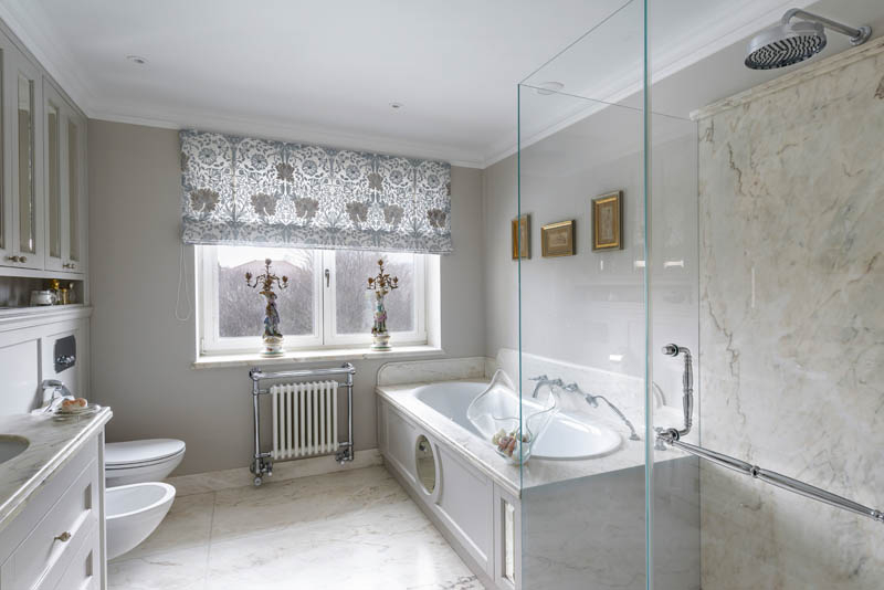 Łazienka marmurowa w stylu klasycznym, meble łazienkowe na zamówienie, projektowanie łazienek w stylu klasycznym, stylowa łazienka, blat marmurowy do łazienki, meble łazienkowe na zamówienie, projektowanie wnętrz ponadczasowych