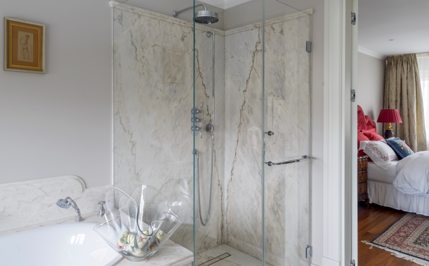 Łazienka marmurowa w stylu klasycznym, projektowanie łazienek w stylu klasycznym, stylowa łazienka, blat marmurowy do łazienki, baterie angielskie w stylu retro, projektowanie wnętrz ponadczasowych