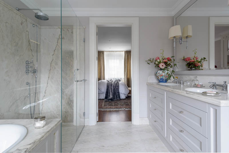 Łazienka marmurowa w stylu klasycznym, projektowanie łazienek w stylu klasycznym, stylowa łazienka, blat marmurowy do łazienki, meble łazienkowe na zamówienie, projektowanie wnętrz ponadczasowych
