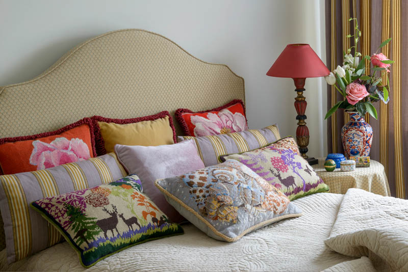 Fragment sypialni gościnnej, zagłówek robiony na zamówienie, poduszki ręcznie haftowane, meble tapicerowane na zamówienie, projektowanie wnętrz ponadczasowych