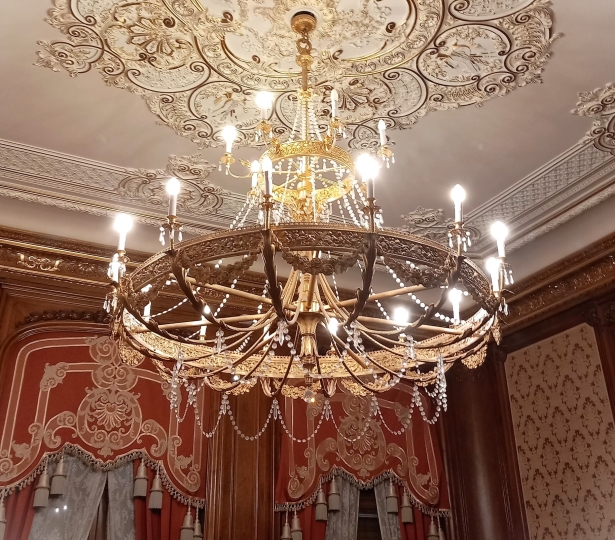 Pałac Karola Poznańskiego w Łodzi, wykonany według projektu żyrandol, projektowanie historycznego oświetlenia, projektowanie i wykonanie historycznych żyrandoli na zamówienie