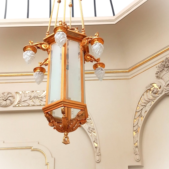 Lampa sufitowa z przeszkleniami wykonana według projektu Ewy Kanach, Pałac Karola Poznańskiego w Łodzi