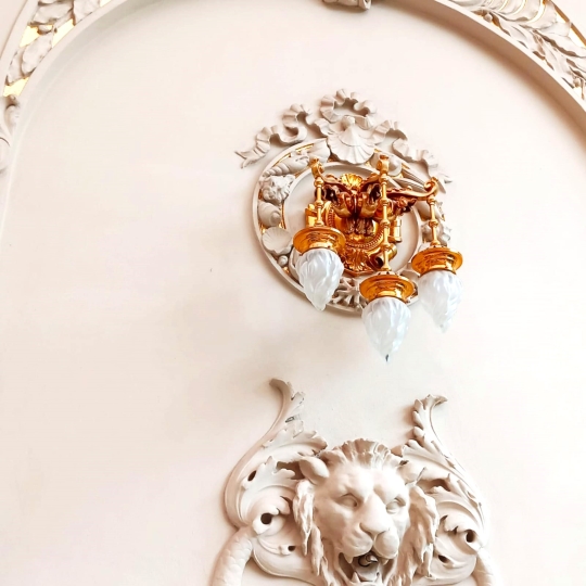 Pałac Karola Poznańskiego w Łodzi, wykonany według projektu kinkiet, projektowanie historycznego oświetlenia, projektowanie i wykonanie historycznych żyrandoli i kinkietów na zamówienie