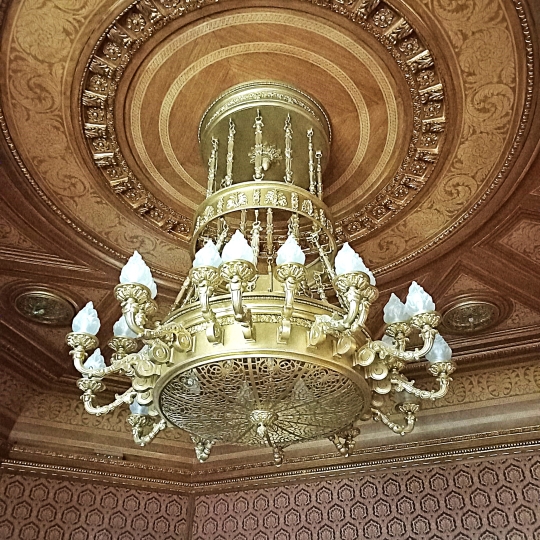 Pałac Karola Poznańskiego w Łodzi, wykonany według projektu żyrandol, projektowanie historycznego oświetlenia, projektowanie i wykonanie historycznych żyrandoli na zamówienie