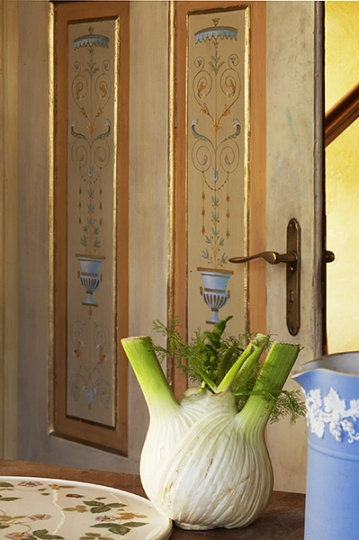 Fragment malowanych drzwi do kuchni w wiejskim domu. Projekt i wykonanie Ewa Kanach