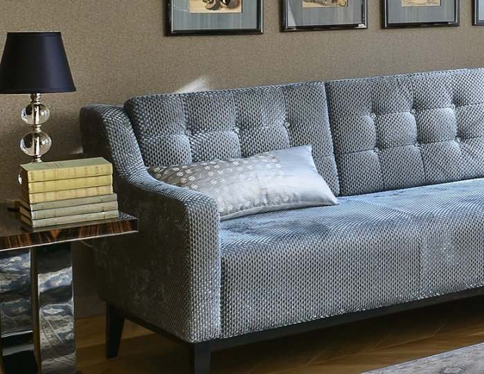 Sofa do męskiego gabinetu obita ekskluzywną, francuską tkaniną. Projekt Ewa Kanach