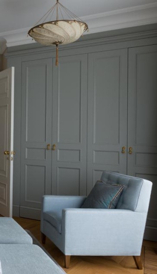 Sypialnia. Zabudowa meblowa/garderoba, indywidualny projekt Kanach Interiors.”