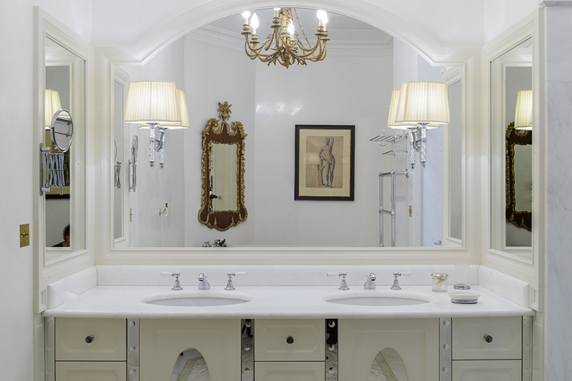 Łazienka w stylu klasycznym, wykończona marmurem Carrara i Calacatta, Projekt wnętrza KANACH INTERIORS