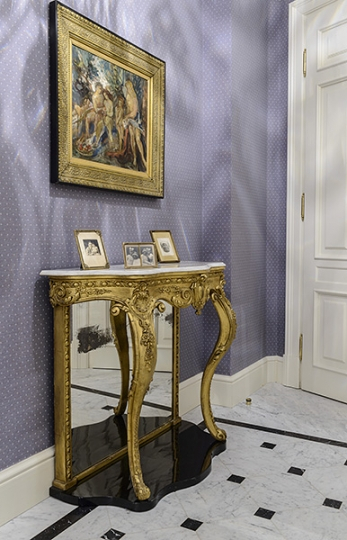 Hol wejściowy (fragment)  z czarno-białą marmurową posadzką i złoconą konsolą, apartament Mokotowska, projekt wnętrz KANACH INTERIORS.”