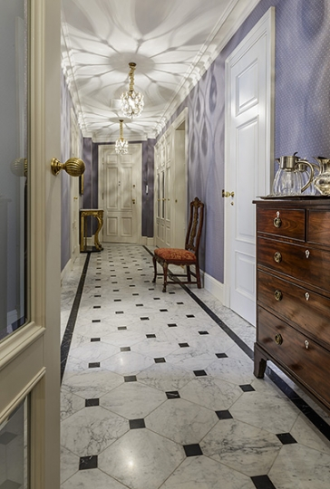 Hol wejściowy z czarno-białą marmurową posadzką i kryształowymi, włoskimi żyrandolami, apartament Mokotowska, projekt wnętrz KANACH INTERIORS.”