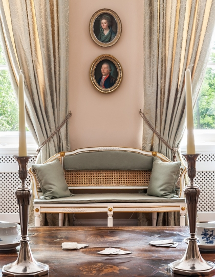 Salon Juliana Ursyna Niemcewicza. Stolik intarsjowany z dwoma świecznikami. Projekt wnętrza KANACH INTERIORS