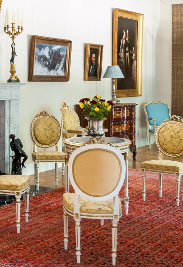 Salon duży, antyczny dywan i fragment marmurowego kominka. Największa sala reprezentacyjna w Muzeum w Warce poświęcona Kazimierzowi Pułaskiemu. Projekt wnętrz KANACH INTERIORS