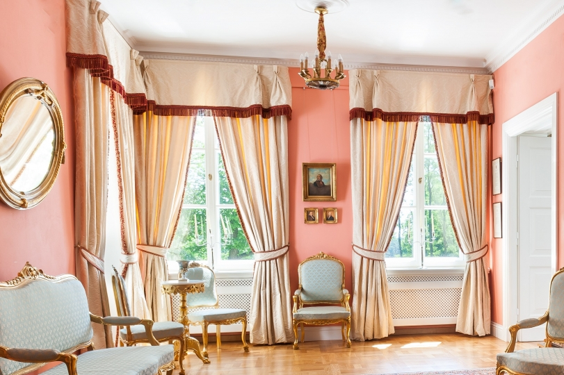 Zasłony z lambrekinami z czerwoną pasmanterią. Muzeum w Warce. Projekt KANACH INTERIORS