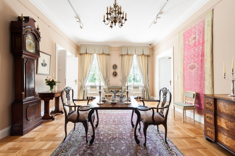 Salon Juliana Ursyna Niemcewicza. Zegar szafkowy, stojący, stolik intarsjowany z dwoma świecznikami. Projekt wnętrza KANACH INTERIORS