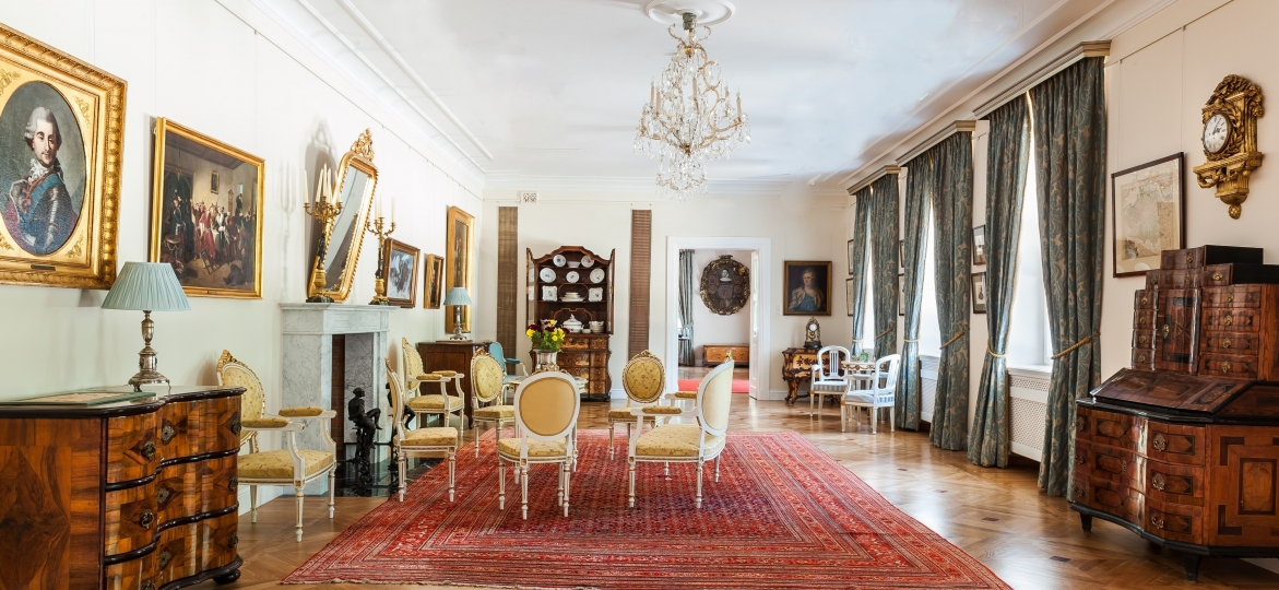 Salon duży, Największa sala reprezentacyjna w Muzeum w Warce poświęcona Kazimierzowi Pułaskiemu.. Projekt wnętrz KANACH INTERIORS