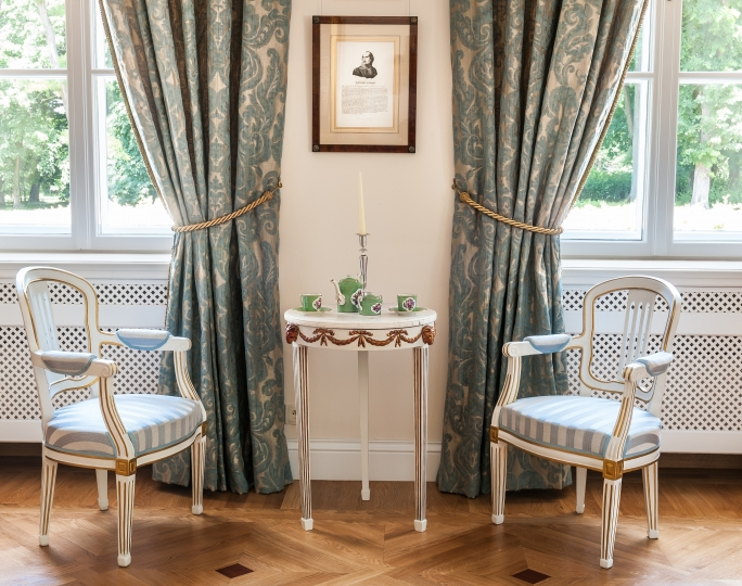 Salon duży, fragment dekoracji okiennch, komplet 2 malowanych, antycznych krzeseł ze stolikiem Największa sala reprezentacyjna w Muzeum w Warce poświęcona Kazimierzowi Pułaskiemu. Projekt wnętrz KANACH INTERIORS
