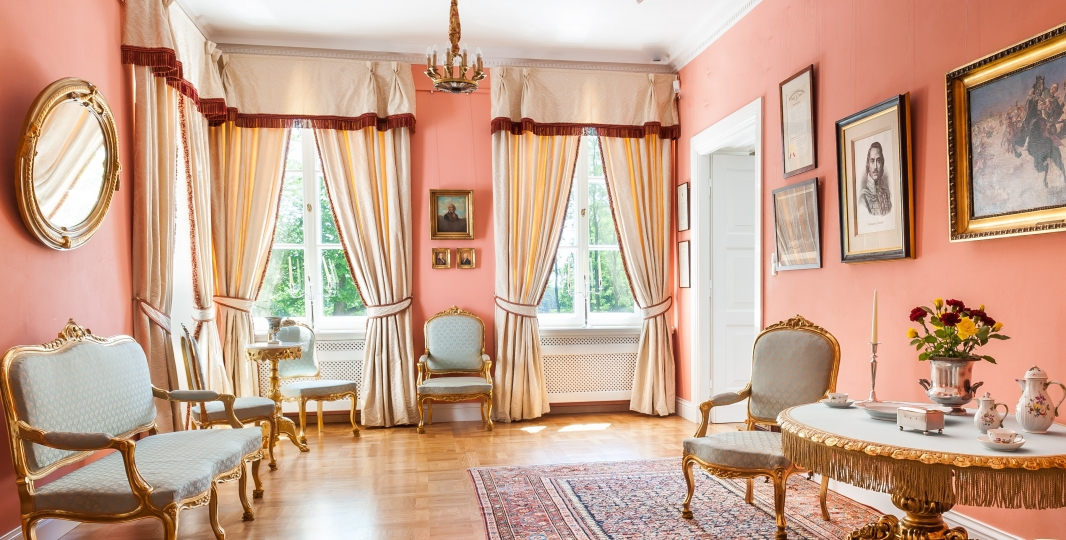 Mały salonik poświęcony Pułaskiemu w Ameryce. Komplet mebli złoconych, antyczny dywan, dekoracje okienne. Projekt wnętrza KANACH INTERIORS