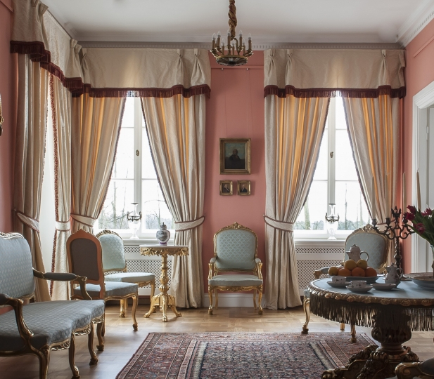 Mały salonik poświęcony Pułaskiemu w Ameryce. Komplet mebli złoconych, antyczny dywan, dekoracje okienne. Projekt wnętrza KANACH INTERIORS