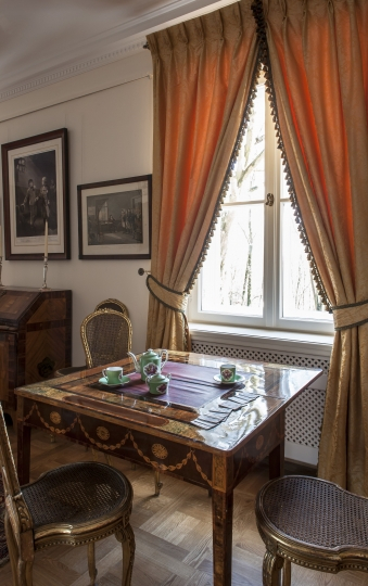 Salon Tadeusza Kościuszki, stolik intarsjowany, złocone krzesła i kolekcja grzfik. Projekt wnętrza KANACH INTERIORS