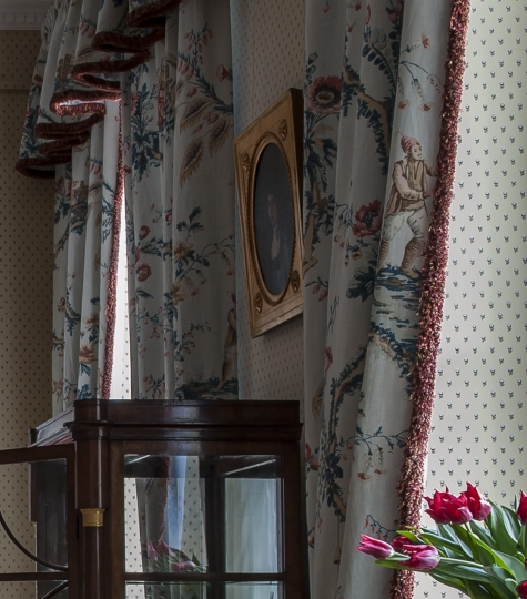 Zasłony z lambrekinami uszyte z tkaniny będącej kopią historycznego wzoru z czerwoną pasmanterią. Muzeum w Warce. Projekt KANACH INTERIORS