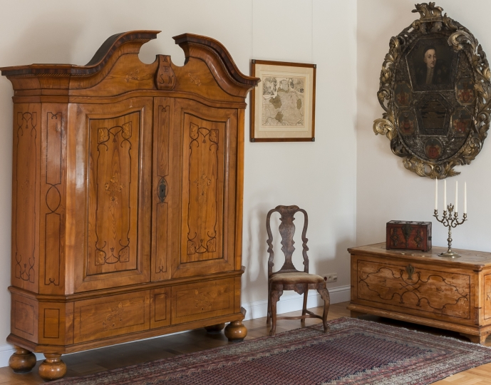 Sień z antycznymi meblami i dywanem. Projekt wnętrza KANACH INTERIORS