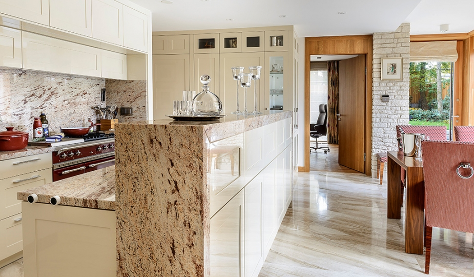 Nowoczesna kuchnia z blatem granitowym i podłogą marmurową. Projekt wnętrza KANACH INTERIORS