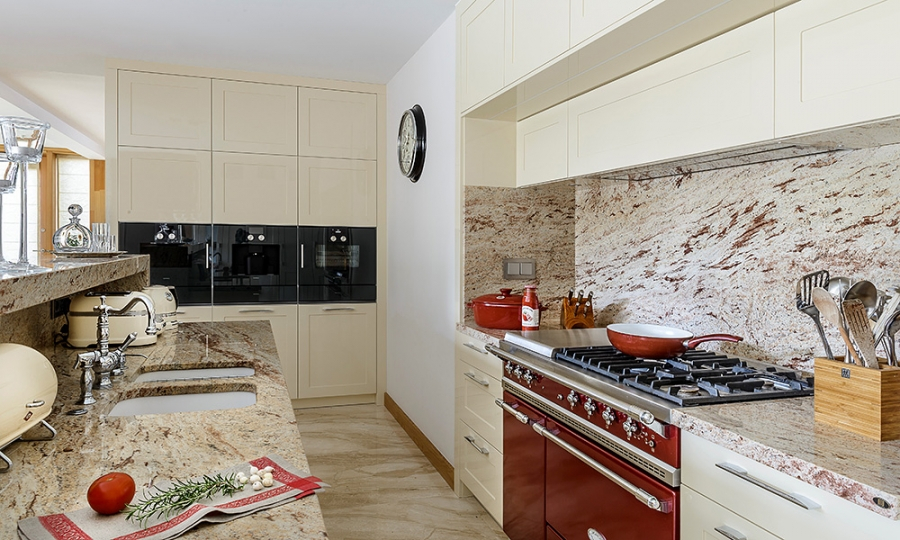 Nowoczesna kuchnia z blatem granitowym i podłogą marmurową. Projekt wnętrza KANACH INTERIORS