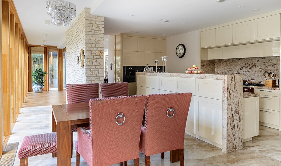 Nowoczesna kuchnia z blatem granitowym i podłogą marmurową. Projekt wnętrza KANACH INTERIORS