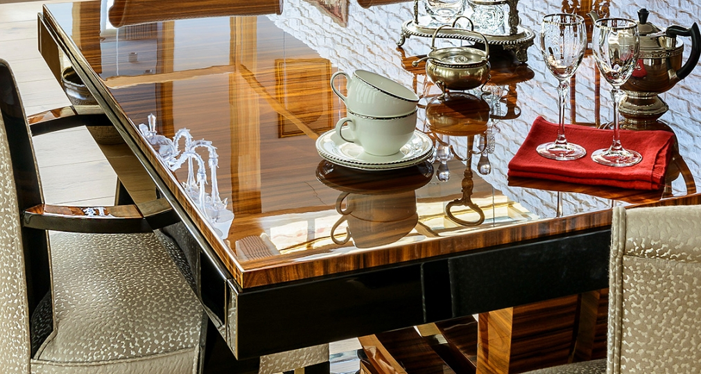 Stół i krzesło w jadalni w stylu ART DECO. Projekt wnętrza KANACH INTERIORS