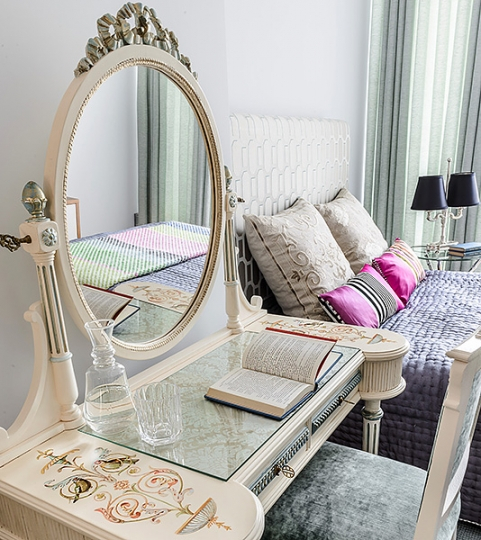 Pokój gościnny z malowaną ręcznie antyczną toaletką.  Projekt wnętrza KANACH INTERIORS