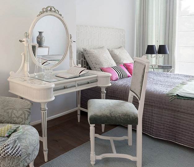Pokój gościnny z malowaną ręcznie antyczną toaletką.  Projekt wnętrza KANACH INTERIORS