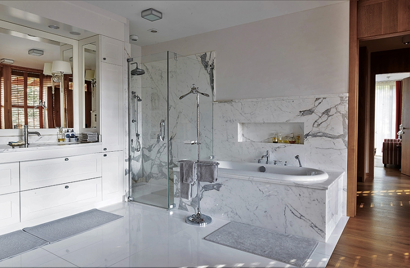 Łazienka marmurowa połączona z garderobą. Projekt wnętrza KANACH INTERIORS
