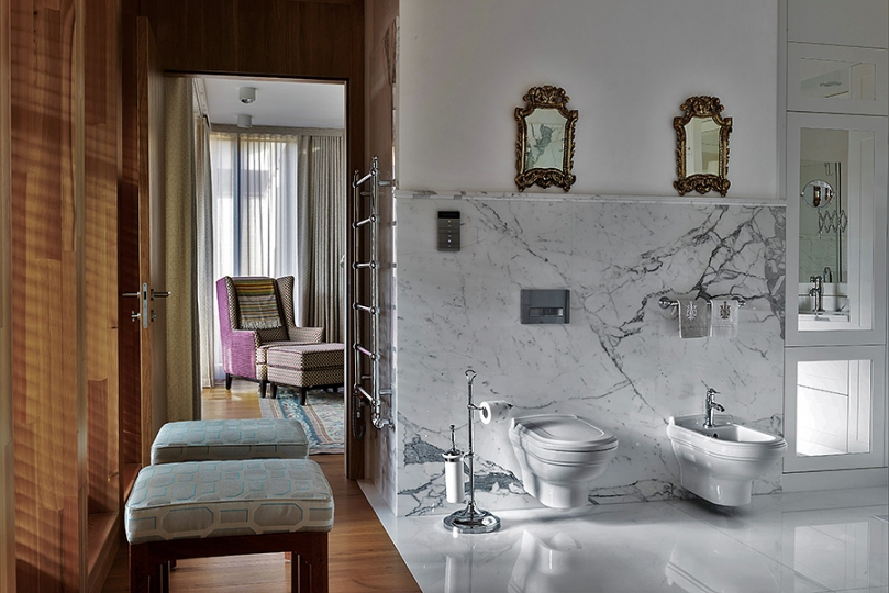 Łazienka marmurowa połączona z sypialnią. Projekt wnętrza KANACH INTERIORS