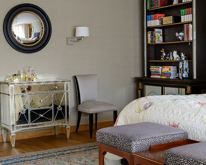 Sypialnia, Wiszący konweks na ścianie wyklejonej tapeta tkaninową.  Projekt wnętrza KANACH INTERIORS