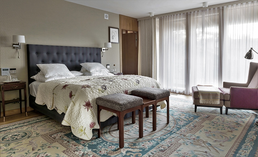 Sypialnia. Łóżko z tapicerowanym zagłówkiem. Projekt wnętrza KANACH INTERIORS
