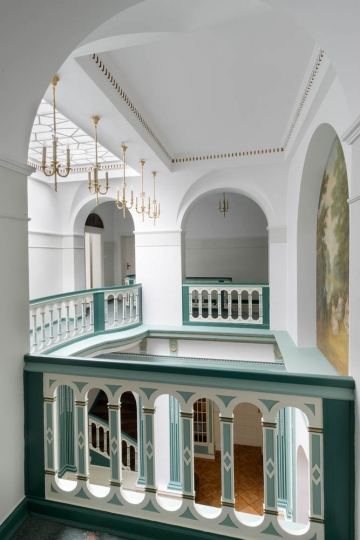 Pałac w Drulitach. Klatka schodowa z drewnianą malowaną balustradą. Projekt wnętrza Ewa Kanach